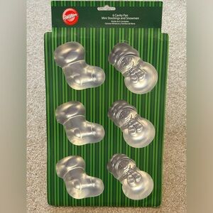 NWT Wilton 6 cavity pan Mini Stockings and Snowmen 3 3/4” length cake pan